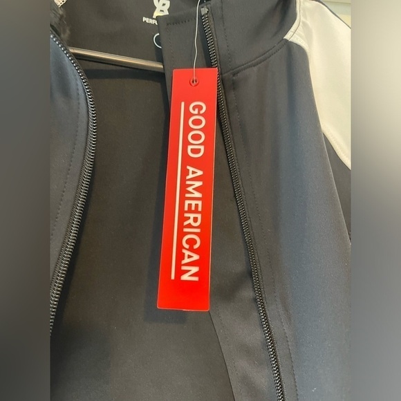 NWT Good American Performance Dual Life Zip Crop Top black/white size 3 - Picture 10 of 12